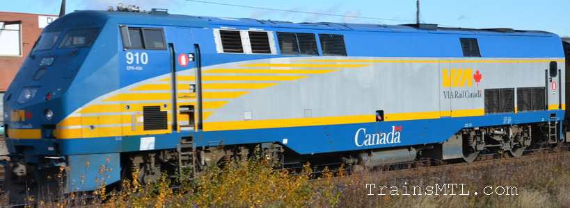 Locomotive VIA910 left side / coté gauche